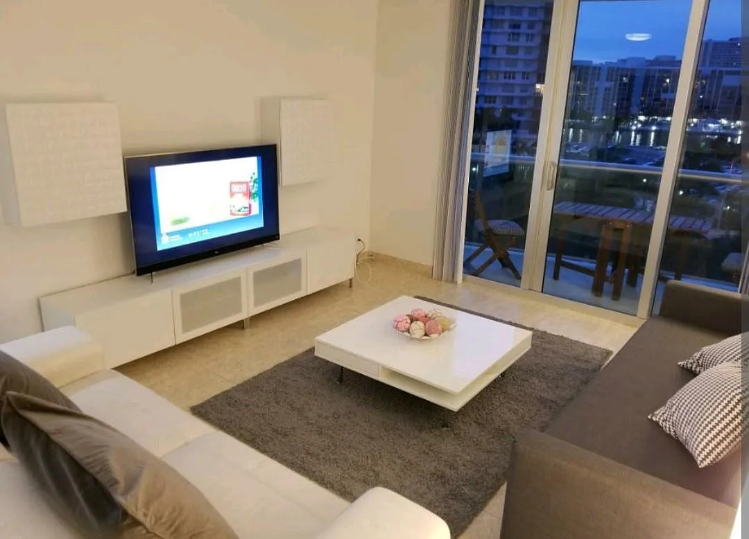 1 bed, 1.0 bath, 812 sqft, $2,400 — Photo 1