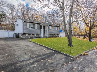 2903 Heather Ave, Medford, NY 11763