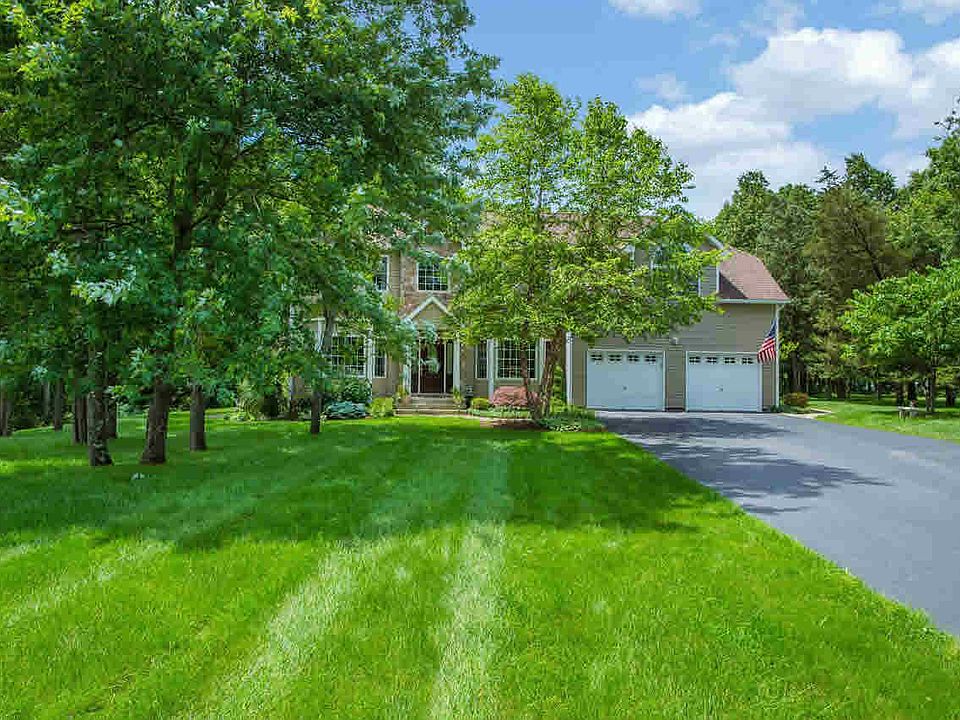 1st image of 10 Village Ct