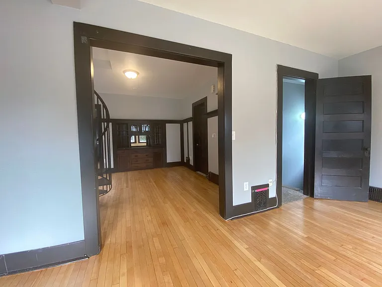 3019 N Maryland Ave — Photo 4