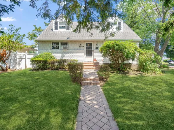11 Essex Place, Deer Park, NY 11729