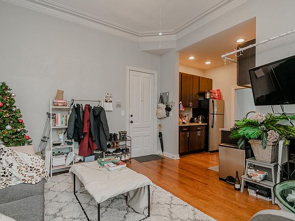 5th image of 658 W Belden Ave #202