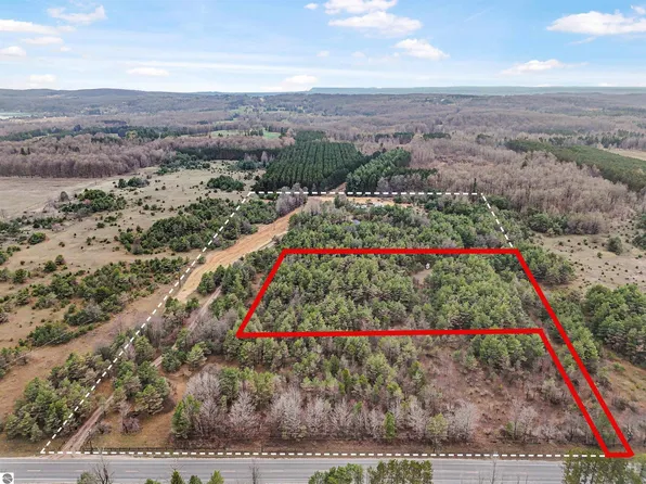 8590 Homestead Rd, Benzonia, MI 49616