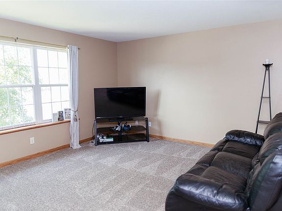 4th image of 1213 E Bremer Ave