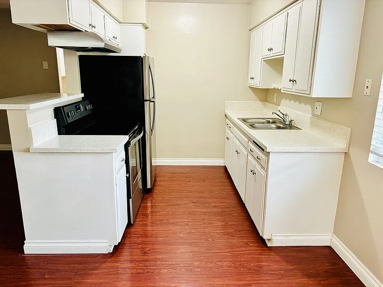 McClintock Apartments — Photo 2