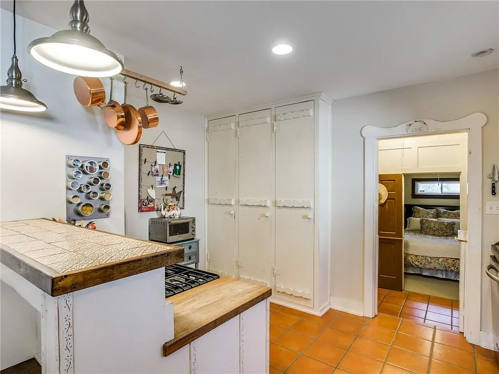 Kitchen woodwork flourishments
