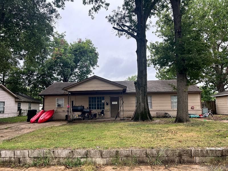 1st image of 809 Pecan Dr