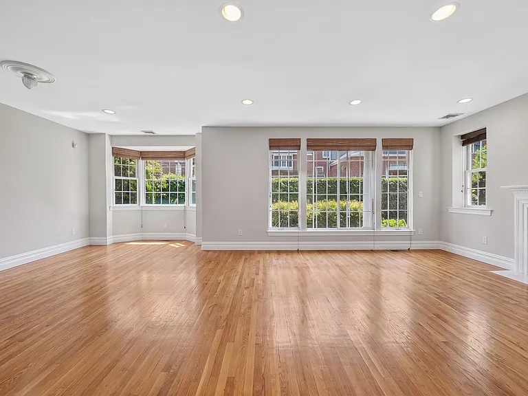 4C Nassau Dr — Photo 15