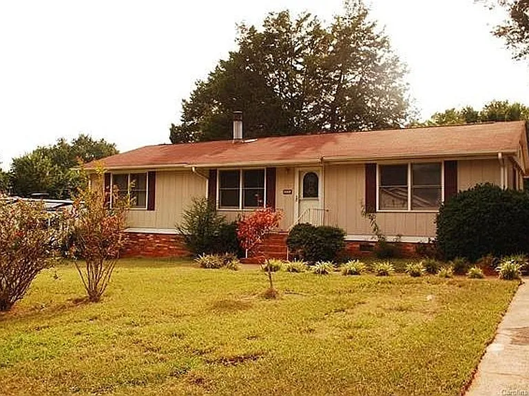 705 Mapleleaf Ln — Photo 1