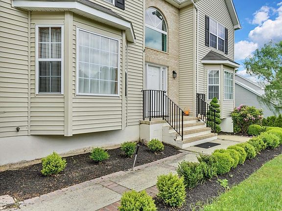 5th image of 19 Isabella Dr