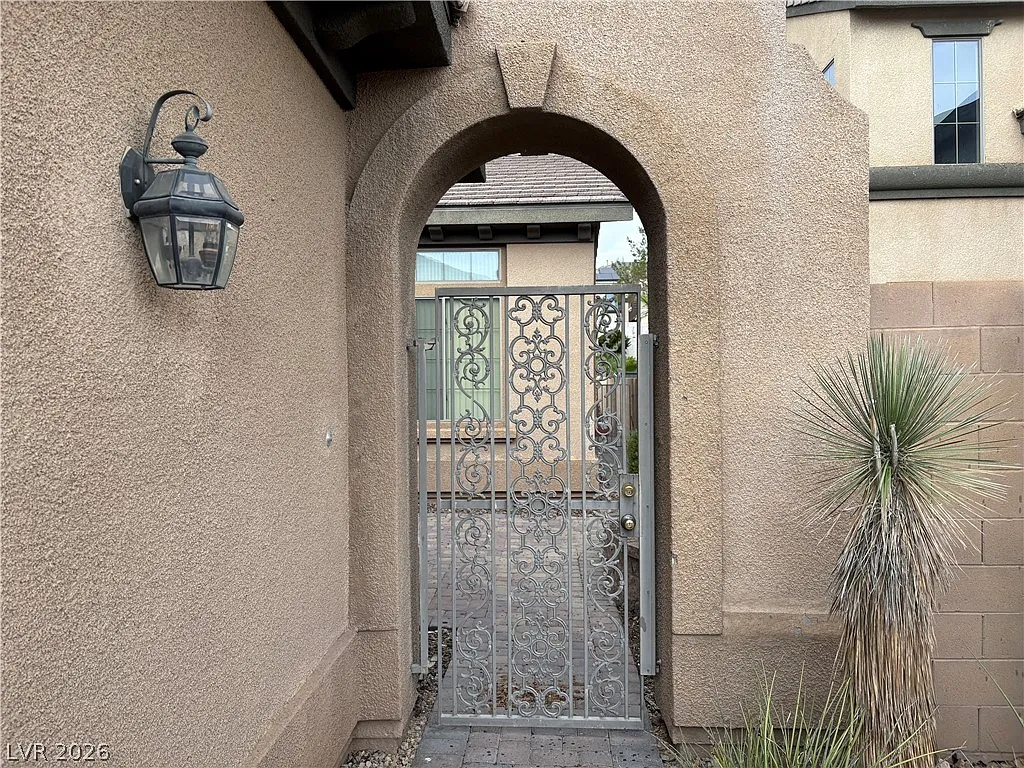 3 bed, 2.0 bath, 1474 sqft, $2,095 — Photo 2