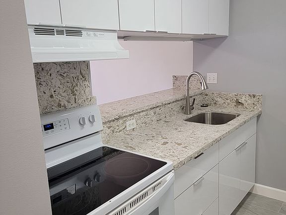 4th image of 920 Ward Ave APT 8A