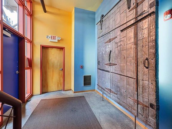 3rd image of 1221 W Railroad Alley Ave