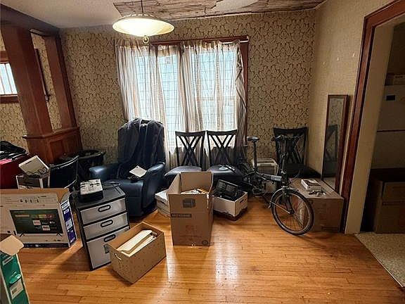 4th image of 1370 Retallack STREET