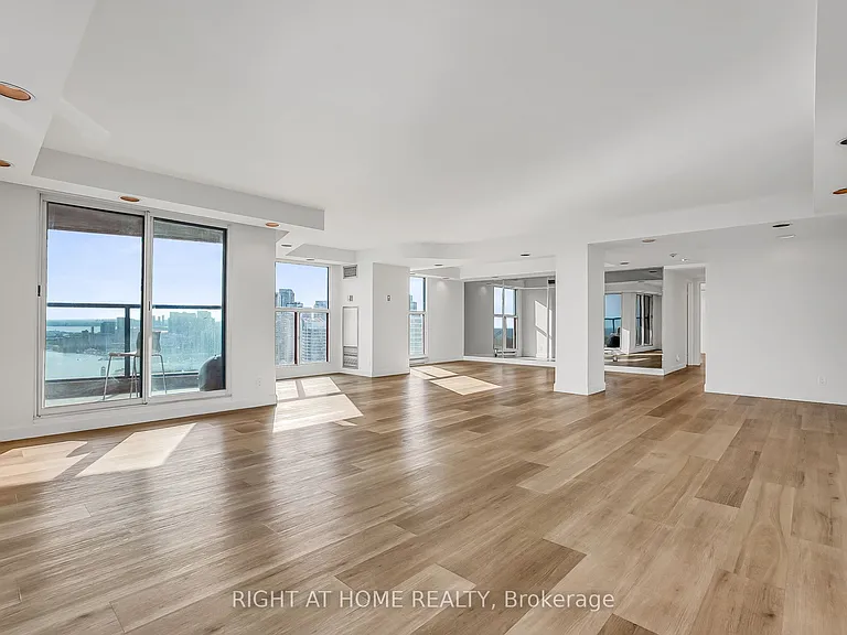 99 Harbour Sq #3008 — Photo 14