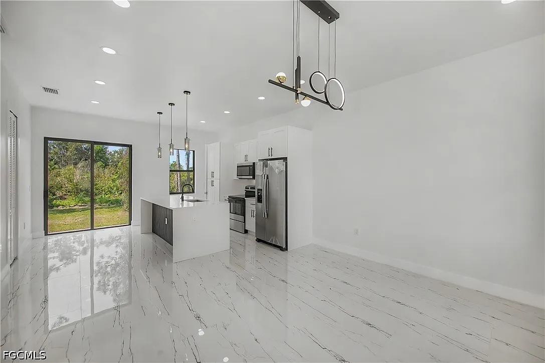 3 bed, 3.0 bath, 1061 sqft, $1,850 — Photo 3