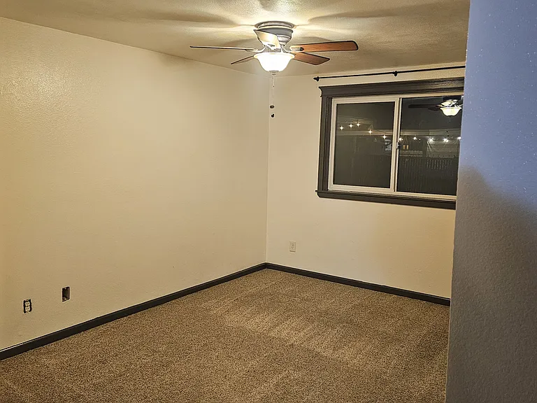 449 SW I St #B — Photo 5