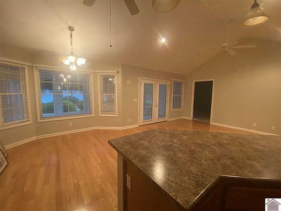 3rd image of 521 Shady Ln
