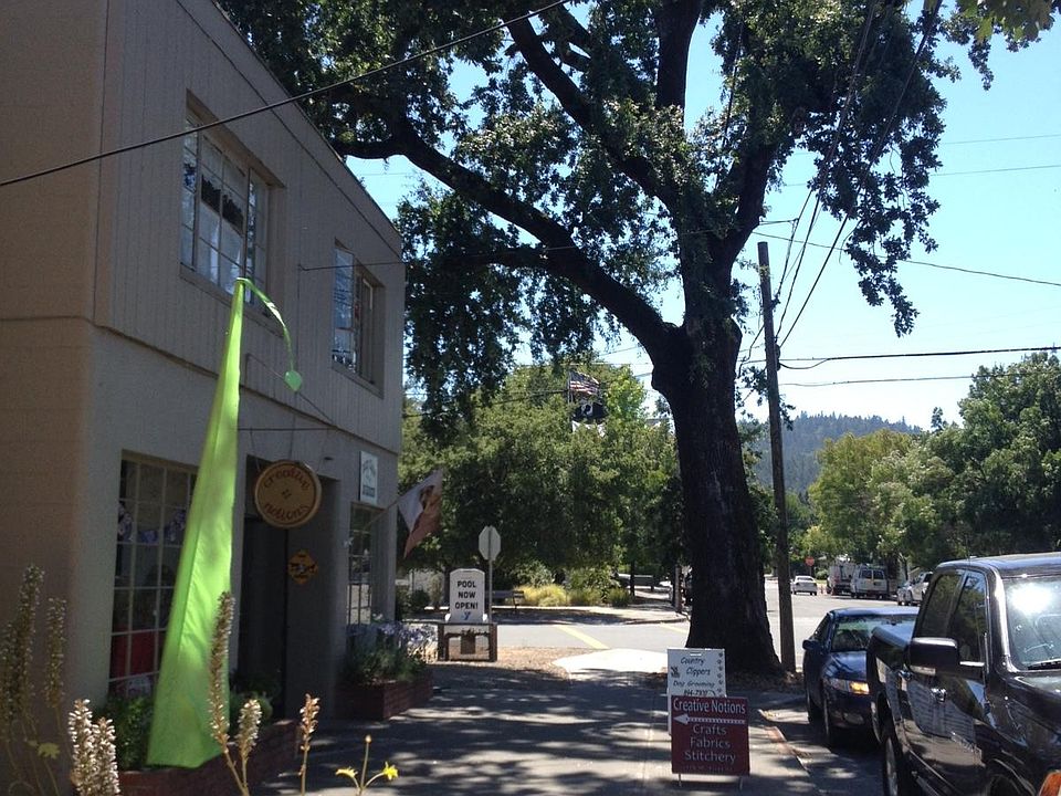 Building fa_ade (1st Street)