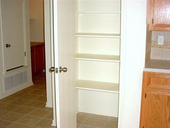 DSC03968 (Small)kitchen pantry (2)_05262017