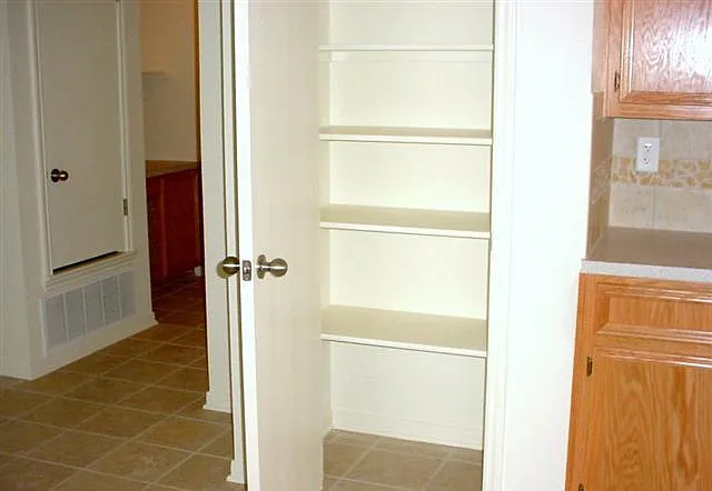 DSC03968 (Small)kitchen pantry (2)_05262017