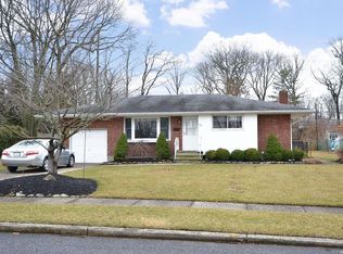 26 Abbey Dr, Commack, NY 11725