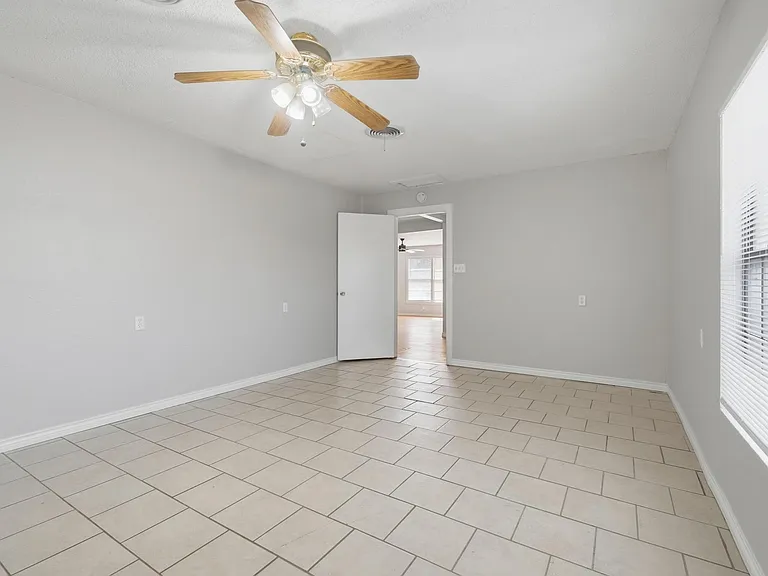 2034 Collins Ave — Photo 9