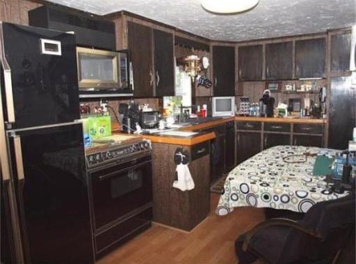 5th image of 160 Belcher St