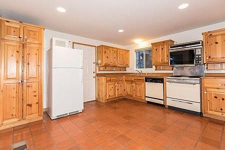 5th image of 631 Victoria Ct