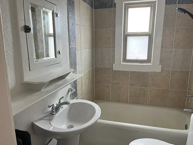 Lovely, Large, & Bright 1 Bed in Beautiful Downtown Courtyard Complex — Photo 38