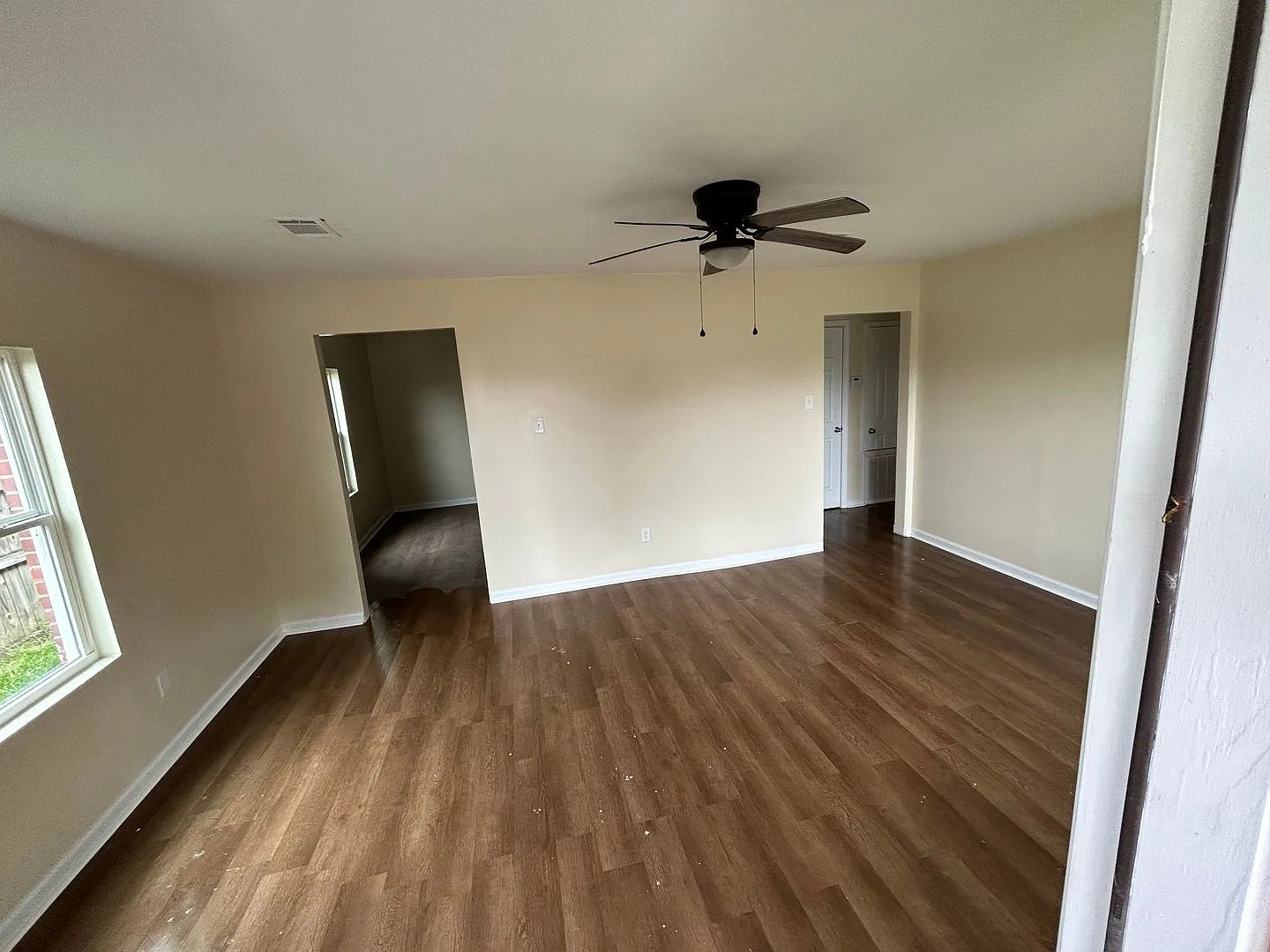 4 bedroom Available 2 Bathroom home — Photo 2