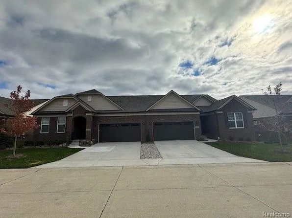 55625 Oak Pointe Dr, Utica, MI 48315