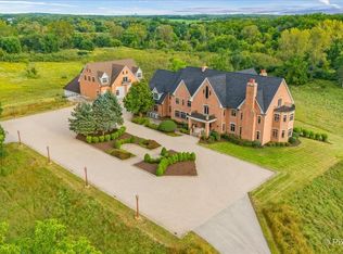 5N719 Castle Dr, St Charles, IL 60175
