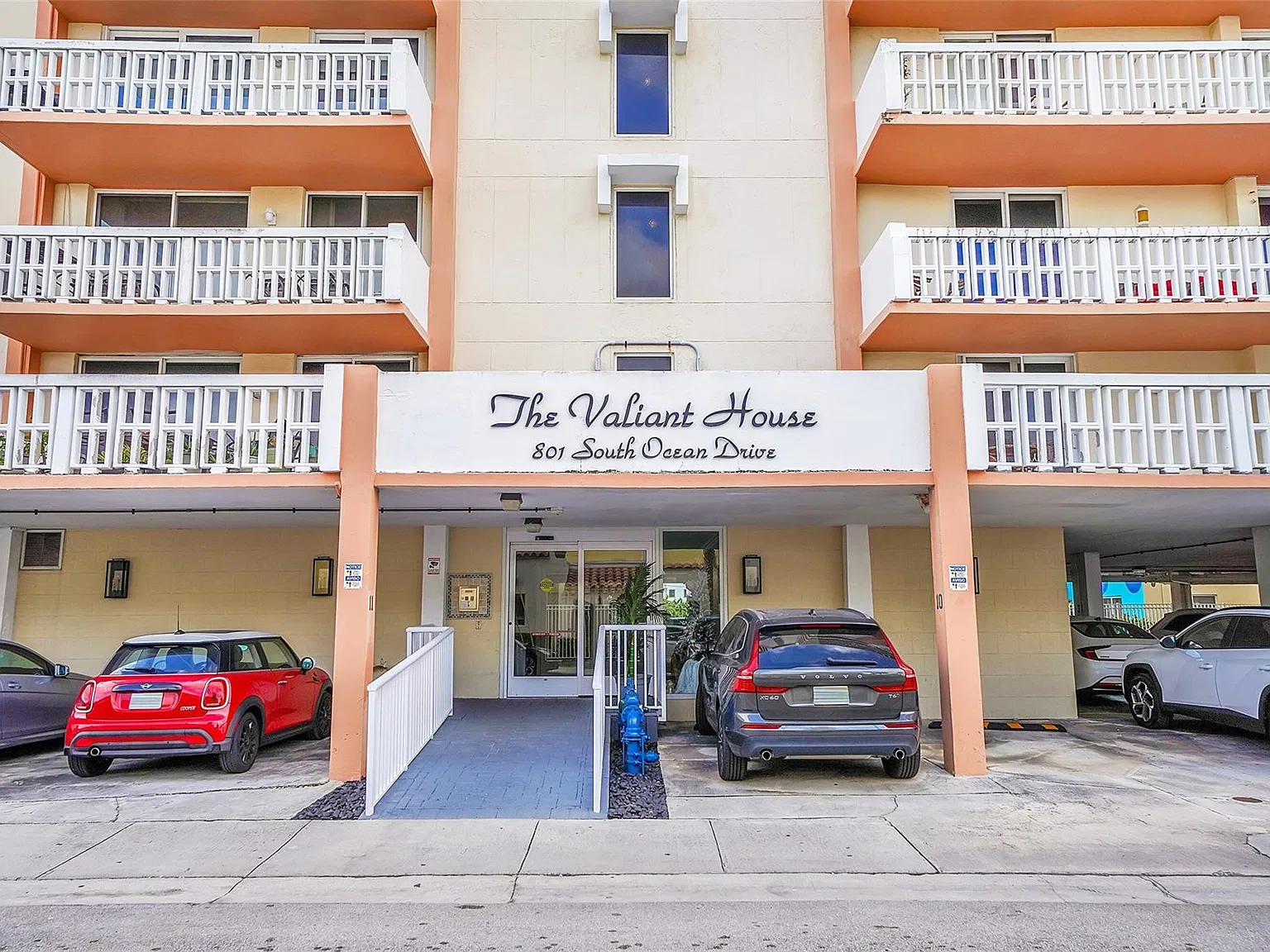 801 S Ocean Dr — Photo 1