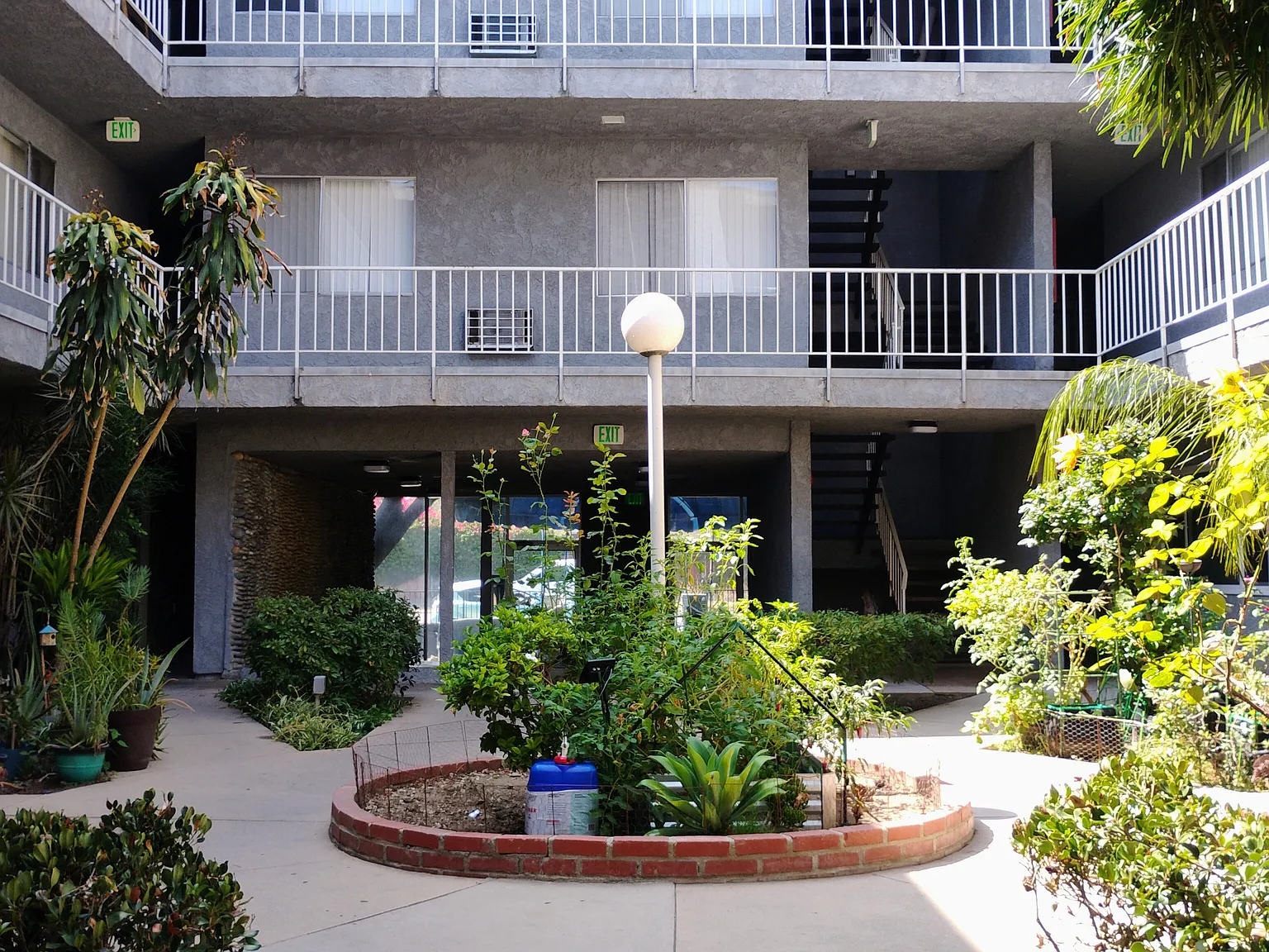 Vanowen Plaza — Photo 4