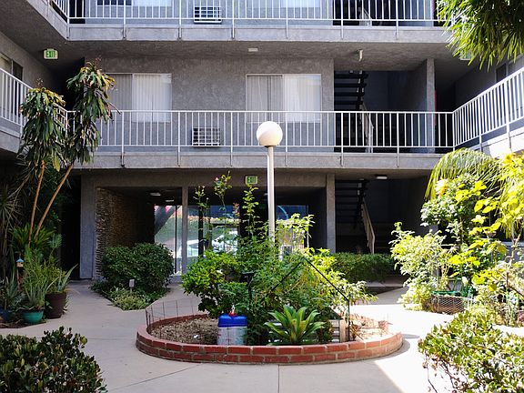 4th image of 20711 Vanowen St #215