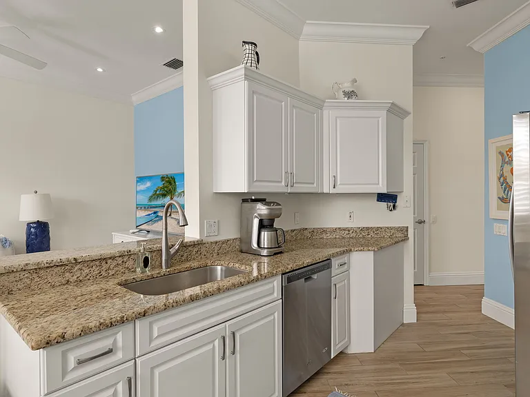 500 L Ambiance Cir #202 — Photo 12