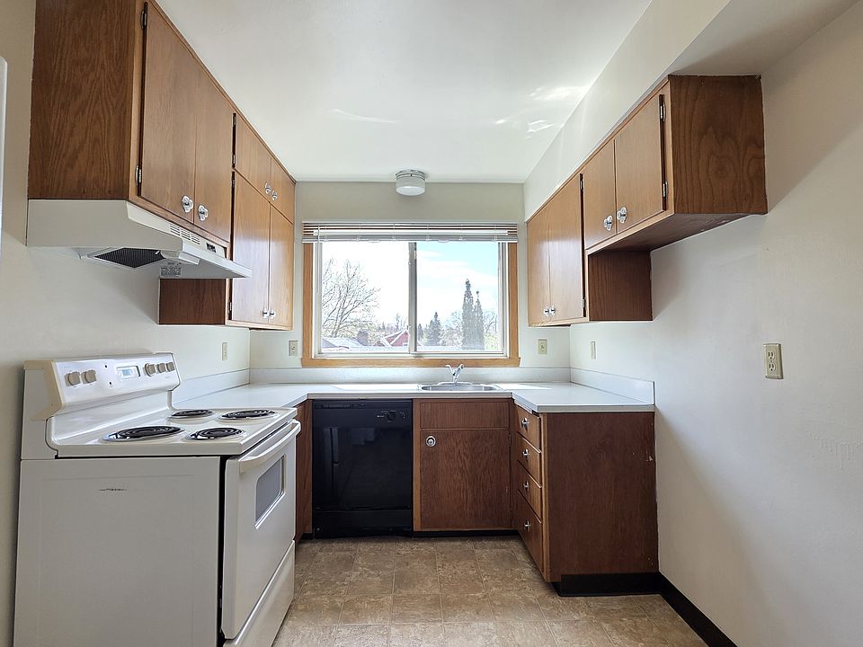 1st image of 906 8th St S #5