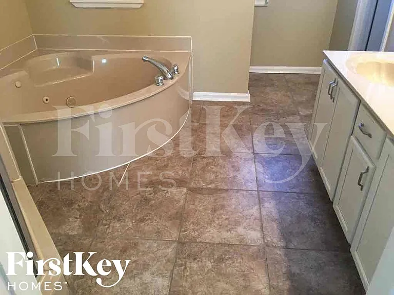 7372 Hunters Forest Dr — Photo 8