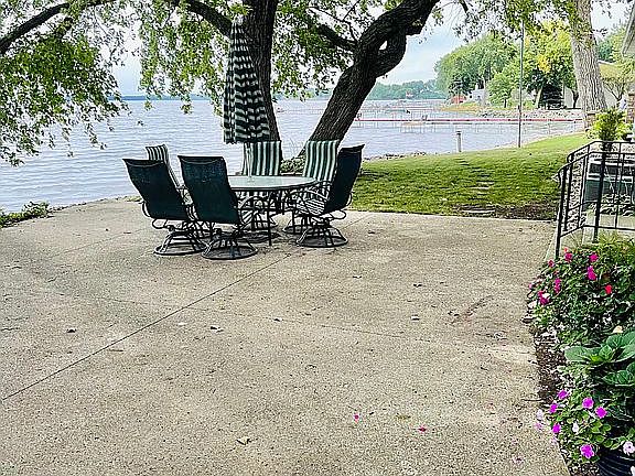 5th image of 131 N Emerald Dr