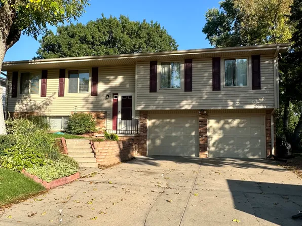 805 Donegal Dr, Papillion, NE 68046