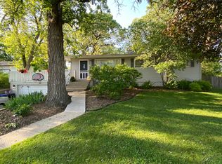 1008 Oakleaf Ave, McHenry, IL 60051
