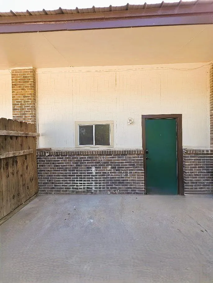 2 bed, 1.0 bath, 2913 sqft, $975 — Photo 1