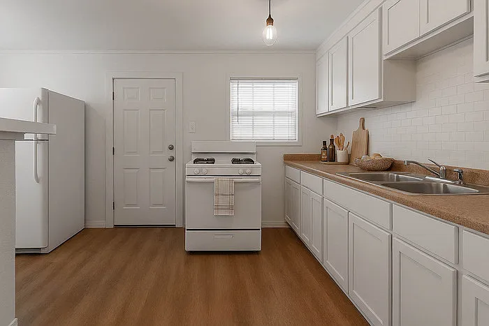 2506 N Elm St — Photo 11