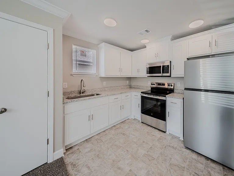 703 W 23rd St — Photo 5