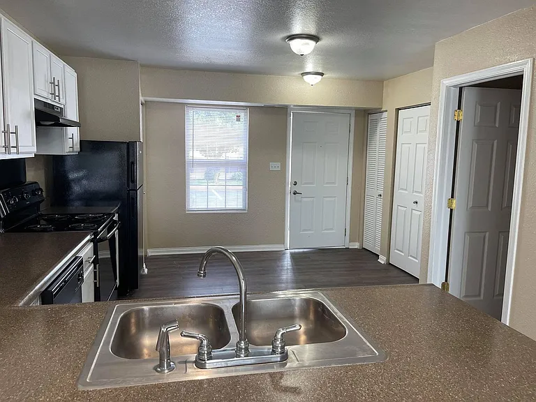 Fox Brook Apartments — Photo 32