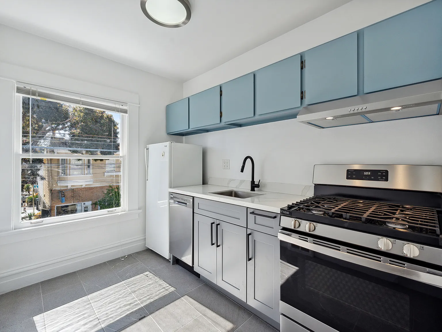 418 18th Ave — Photo 3