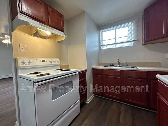 3rd image of 609 W 20th Cir