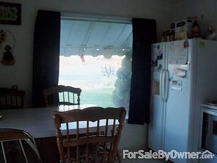 kitchen
						:
						breakfast nook, seats 4