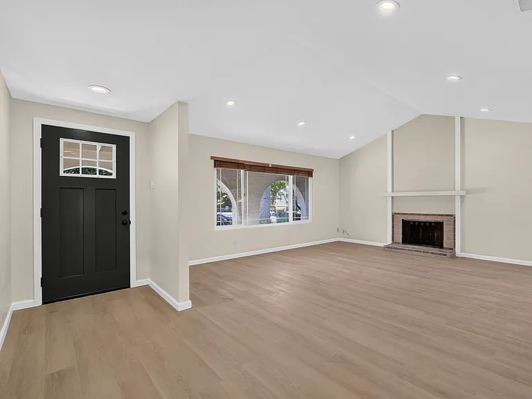192 S Bernardo Ave — Photo 3